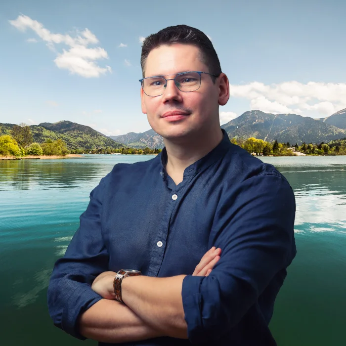 Foto von Martin Buder vor dem Tegernsee.